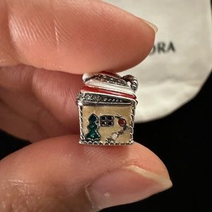 Pandora Festive Gingerbread House Charm charm